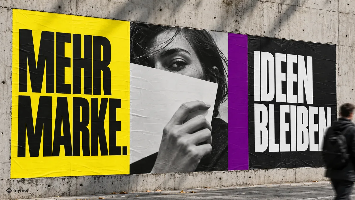 KI-generierte Bildstudie, Myme-Kampagnenstudie: großflächige gelbe und schwarze Plakate an einer Betonwand, ein Schwarz-Weiß-Porträt, ein violetter Streifen und die Botschaften Mehr Marke. Ideen bleiben.